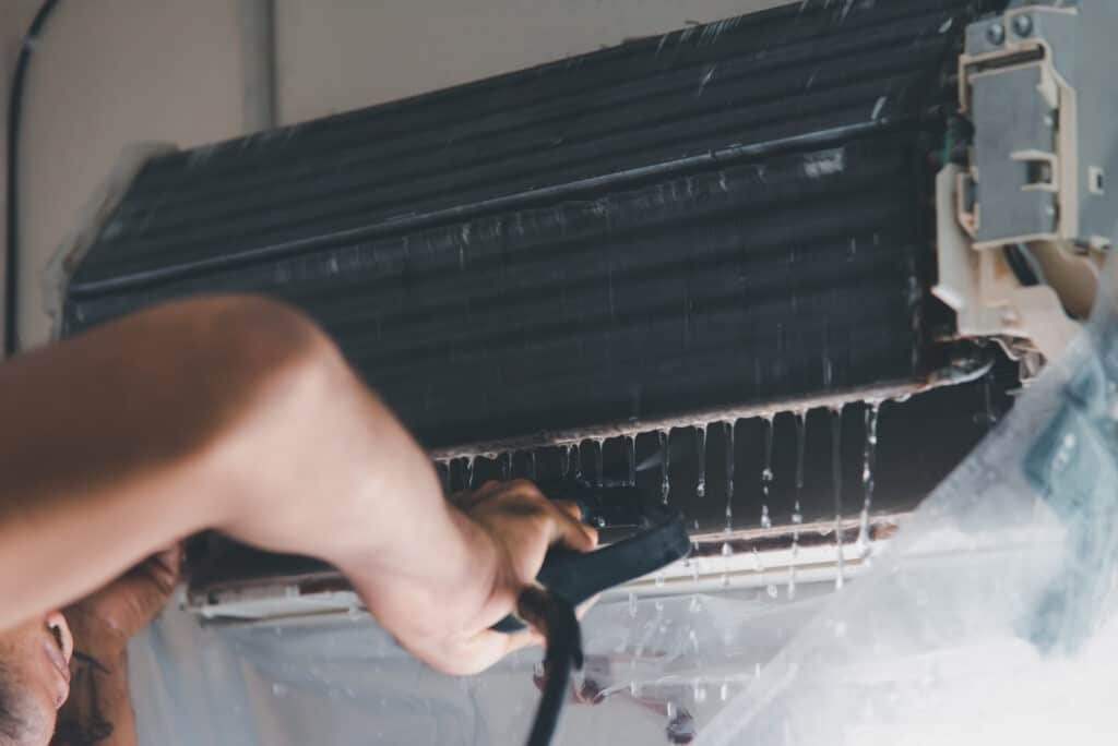 Cleaning air conditioner by water for clean a dust